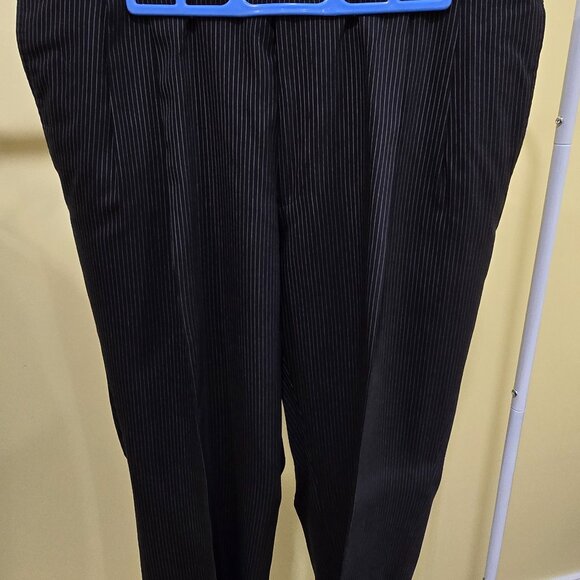 Geoffrey Beene black and white pinstripe suit - Picture 5 of 10
